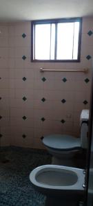 a bathroom with a toilet and a window at departamento en Valeria del mar in Valeria del Mar