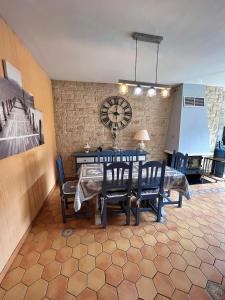 a dining room with a table and chairs at Apartamento La Massana Vistas in La Massana