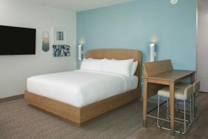 Element Melbourne Oceanfront客房内的一张或多张床位