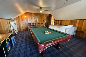 Meja biliard di Jackalope Lodge