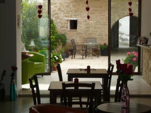 un restaurante con mesas y sillas y un patio en Esperando, en Maroni