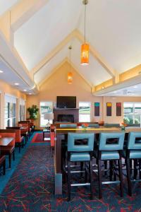 Μια τηλεόραση ή/και κέντρο ψυχαγωγίας στο Residence Inn Madison East