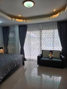 Ένα ή περισσότερα κρεβάτια σε δωμάτιο στο Marin House Pattaya