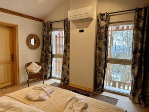 sypialnia z łóżkiem i oknem w obiekcie Villa Forêt et Spa w mieście Champdray