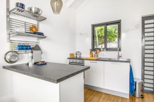 Η κουζίνα ή μικρή κουζίνα στο Kakina Lodges Jan Thiel