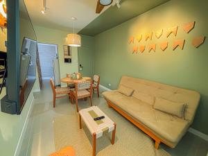 un soggiorno con un divano e un tavolo di Lindo, Novo e Decorado - 202 C a Petrolina