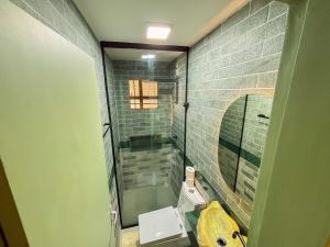 un bagno con lavandino, WC e specchio di Lindo, Novo e Decorado - 202 C a Petrolina