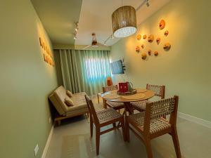 a living room with a table and chairs and a couch at Lindo, Novo e Decorado - 202 C in Petrolina