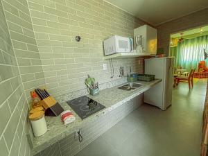 una cucina con piano di lavoro e frigorifero di Lindo, Novo e Decorado - 202 C a Petrolina Altre 31 foto
