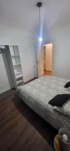 En eller flere senge i et værelse på Appartement moderne avec cour extérieure Villemomble F3 59m2