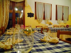 uma mesa com uma toalha de mesa azul e branca xadrez em Hotel Sonno D'Autore em Borghetto di Vara