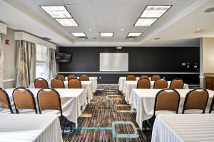 una sala conferenze con tavoli, sedie e uno schermo di Residence Inn Saint Louis O'Fallon a O'Fallon Altre 22 foto