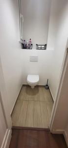 Et badeværelse på Appartement moderne avec cour extérieure Villemomble F3 59m2 + 6 billeder