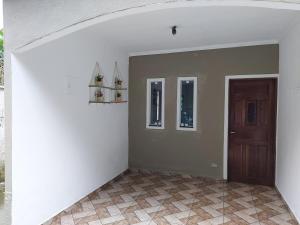 Habitación vacía con puerta y suelo de baldosa en Casa de Praia Ubatuba, en Ubatuba