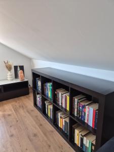 a room with a book shelf filled with books at Penthouse Villa Alboran in Dílar