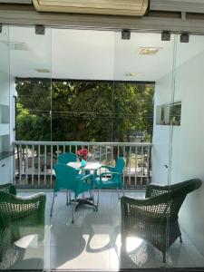 a patio with a table and chairs on a balcony at Apto Centro Belém Cop 30 Praça da República in Belém