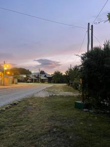 una calle vacía con una casa en el fondo en Entre Jardines, en El Bolsón