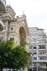 a building with an arch in front of a building at studio au cœur d'Alger centre in Sidi MʼHamed