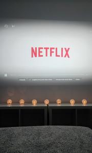 Telewizja i/lub zestaw kina domowego w obiekcie Relax Apartment - private Jacuzzi/SPA with 2bedrooms (A/C) - Netflix - 24 h/entry