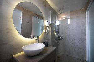 Koupelna v ubytování Eight Dimensions Capari Suites Elafonisos