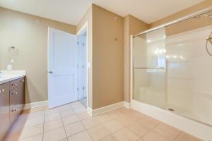 Bilik mandi di Marina, Pool and Balcony Modern Spring Lake Condo +16 gambar