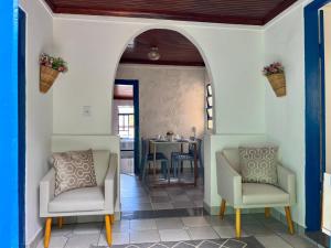 a hallway with two chairs and a table at Cantinho dos Berens in Diamantina