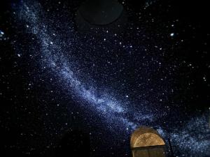 西之表市Seiryukyou的前场上一座建筑的星空之夜 更多22张照片
