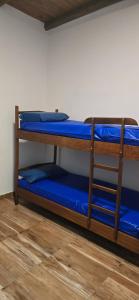 En eller flere køjesenge i et værelse på La Regalona