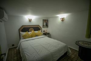 Postel nebo postele na pokoji v ubytování Riad bab merzouga