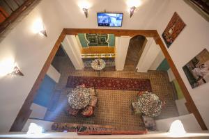 TV a/nebo společenská místnost v ubytování Riad bab merzouga