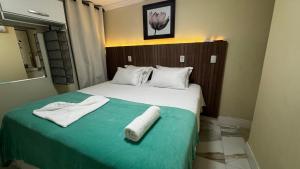 Rúm í herbergi á Solar de Pipa Vip Confort - Spa Hidro Flat