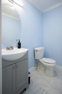 ディケーターにあるCozy 2 Bedroom 15 mins from Dwntown ATLの白いトイレと洗面台のあるバスルーム +15枚の写真