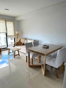 Una sala de estar con una mesa y sillas de madera. en Caleta Centro Madryn, en Puerto Madryn 6 fotos más