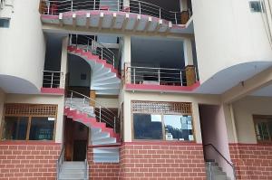 un edificio con una scala a chiocciola sul lato di The Twin Hills Resort AJK Pakistan a Upper Neelun Altre 19 foto