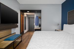 Letto o letti in una camera di Tru By Hilton Phoenix Midtown