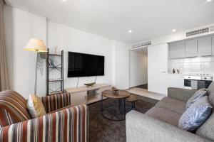 New Heights on North Terrace - 2BR CBD Views Pool電視和／或娛樂中心
