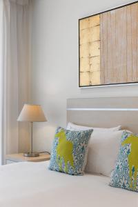 New Heights on North Terrace - 2BR CBD Views Pool房間的床