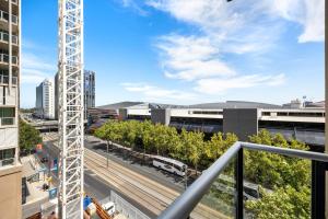 Adelaide的住宿－New Heights on North Terrace - 2BR CBD Views Pool，相簿中的一張相片