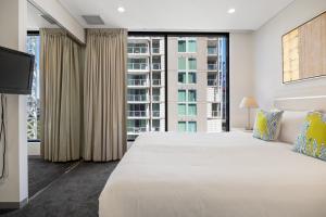 New Heights on North Terrace - 2BR CBD Views Pool房間的床