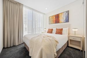 New Heights on North Terrace - 2BR CBD Views Pool房間的床