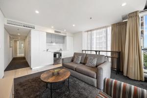 New Heights on North Terrace - 2BR CBD Views Pool廚房或簡易廚房