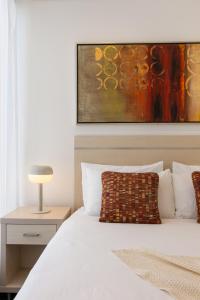 New Heights on North Terrace - 2BR CBD Views Pool房間的床
