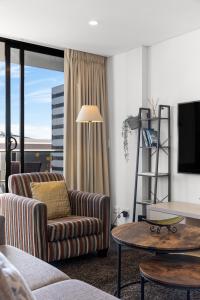 New Heights on North Terrace - 2BR CBD Views Pool電視和／或娛樂中心
