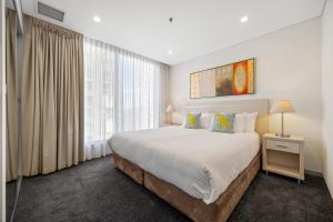New Heights on North Terrace - 2BR CBD Views Pool房間的床 +30 張相片