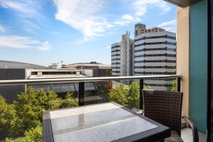 New Heights on North Terrace - 2BR CBD Views Pool陽台或露臺