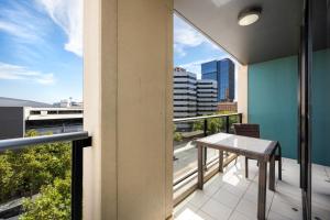 New Heights on North Terrace - 2BR CBD Views Pool陽台或露臺