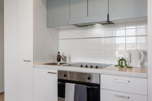 New Heights on North Terrace - 2BR CBD Views Pool廚房或簡易廚房