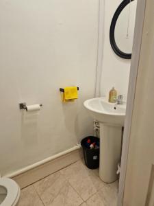 Bilik mandi di Double Room In Haughton Green Denton M34