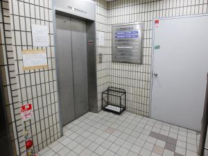 Baño con puerta y cartel en la pared en 東京の中心地 Okachimachi Staypia, en Tokio 33 fotos más