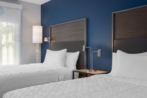 Letto o letti in una camera di Tru By Hilton Phoenix Midtown